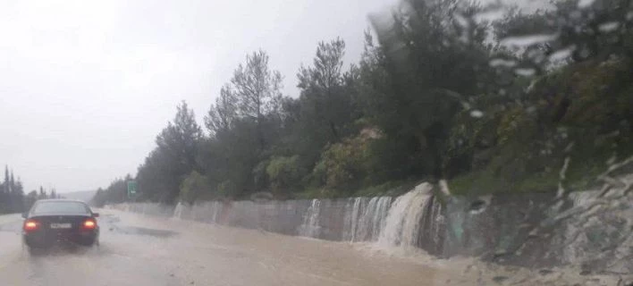 Πλημμύρισαν δρόμοι στα Χανιά -Επεσαν βράχια και πέτρες στο οδόστρωμα (εικόνες, βίντεο)